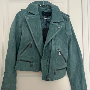 Skinn jacka  - Snygg skinnjacka från Vero Moda med flera dragkedjor och detaljer i silver😍. Jackan har lång ärm, klassisk krage och croppad passform. Köpte för länge sen men inte alls använd då lappen är fortfarande kvar🥰Det är äkta skinn och den köptes för 1000 och säljer för 750 men pris kan såklart diskuteras💕