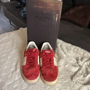 Valentino Flycrews - Tja! Säljer detta riktigt feta par valentino Flycrews som inte tillverkas längre, Skikcte är 8/10 därav de saknar 3 nitar på vardera mockan är i ett jättebraskick men där i mot så har sömnen lossnat på 2 ställen men är enkelt att fixa vid skomakare!Pris 2999 hör av er om ni skulle ha några funderingar! MVH Dennis😀