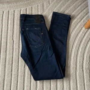 Replay Anbass Jeans Hyperflex - Replay Anbass Jeans Hyperflex storlek 30/32| skick 8/10| nypris runt 1800kr mitt pris 499kr| har du frågor är det bara att skriva!