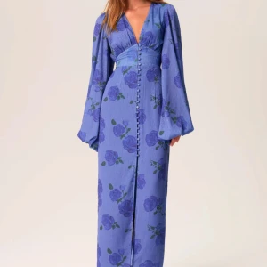 Adoore klänning! - Säljer min fina blå/lila klänning från Adoore (Positano dress), den är endast använd 1 gång🥰💜