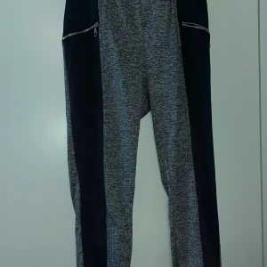 Leggingsit - Naisten harmaa mustat leggingsit. Koko M. Haara-lahje n 69cm, vyötärön leveys n 33cm. Kissatalous Mikäli hinta ei miellytä tarjoa rohkeasti Katsothan myös muut ilmoitukseni!!