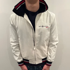 Sail racing jacka - Tjena, säljer nu denna riktigt snygga Sail racing jackan i storlek xs som är perfekt inför våren/sommaren. Skicket är 9/10 och nypris runt 2000kr, vid minsta lilla fundering så är det bara att höra av sig!