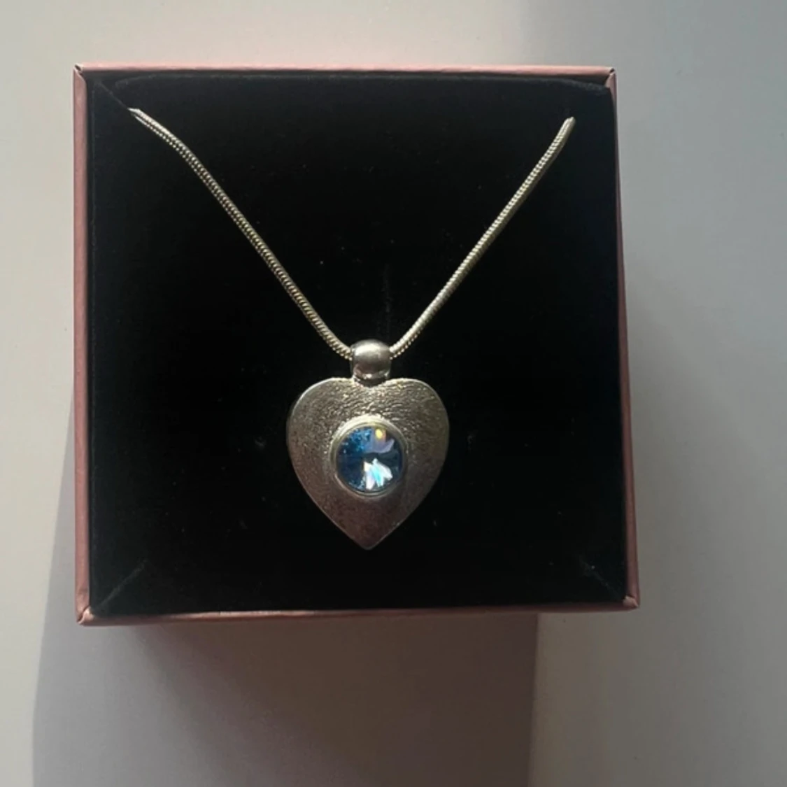 Halsband med hjärthänge och blå sten