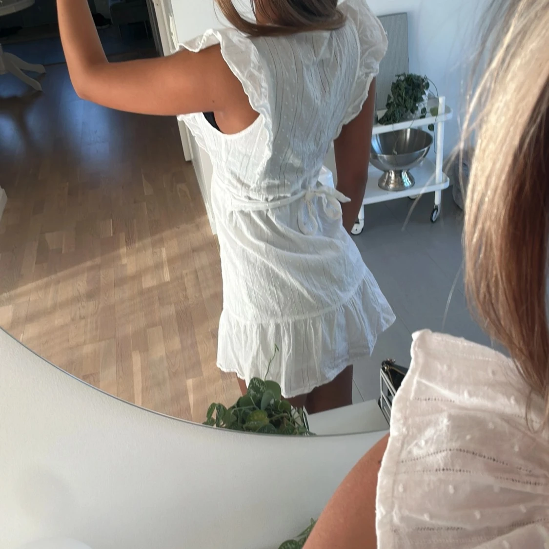 Vit kortklänning med volangdetaljer - 1