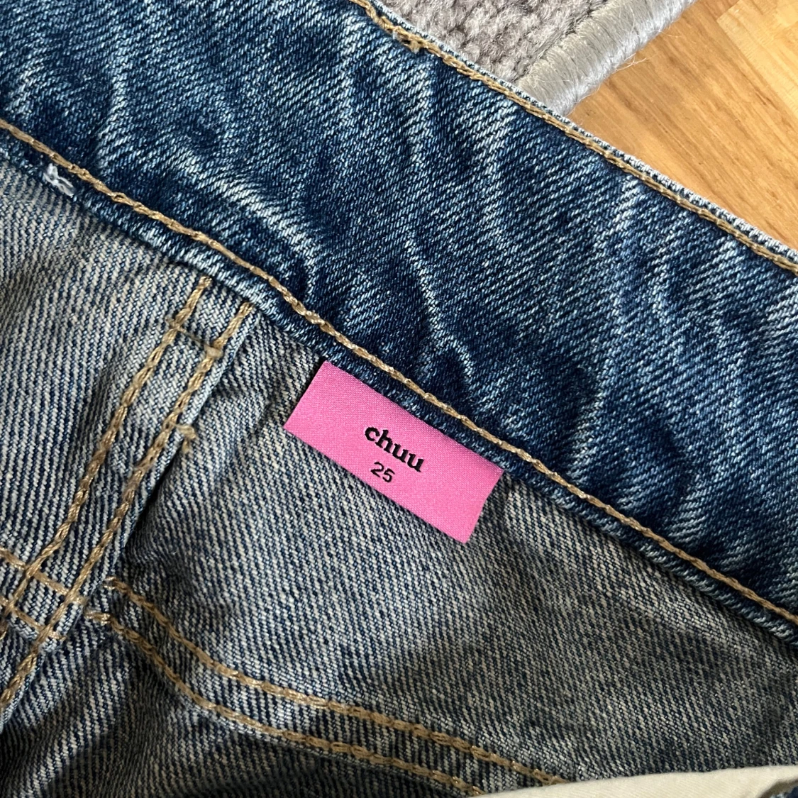 Blå jeans med volangdetaljer  - 2