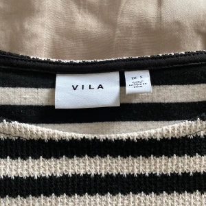 Svartvit randig stickad tröja från VILA - Säljer en svartvit randig stickad tröja från VILA i storlek S men passar även M. Tröjan har lång ärm och är gjord i ett mjukt, ribbat material. Perfekt för lager-på-lager och enkel att styla till olika outfits.
