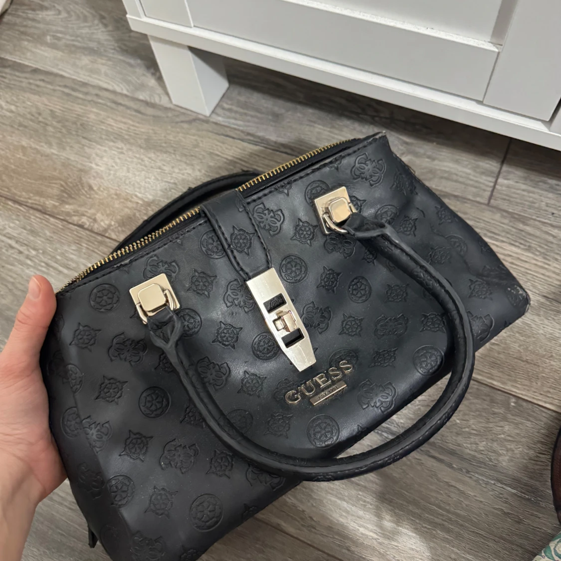 Svart handväska från Guess - 2