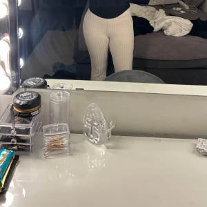 Beige ribbade byxor från Gina Tricot - Säljer ett par beige ribbade byxor från Gina Tricot. Byxorna har en tight passform och är tillverkade i ett mjukt, stretchigt material som sitter skönt på kroppen. Perfekta för en avslappnad och trendig look.