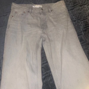 Ljusgrå jeansbyxor  - Säljer ett par gråa low waist. Säljer pga fel storlek. Använda endast 1 gång. Som nya, prislappen är till och med kvar.