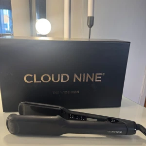 Plattång, the wide iron - Säljer min älskade plattång ifrån Cloud nine, the wide iron. En jätte bra plattång som värms upp fort och går att reglera temperatur. Original box och en silikon ”hållare” medföljer. nypris 3400-2500 beroende på vart man köper, skriv för fler bilder eller frågor💕💕