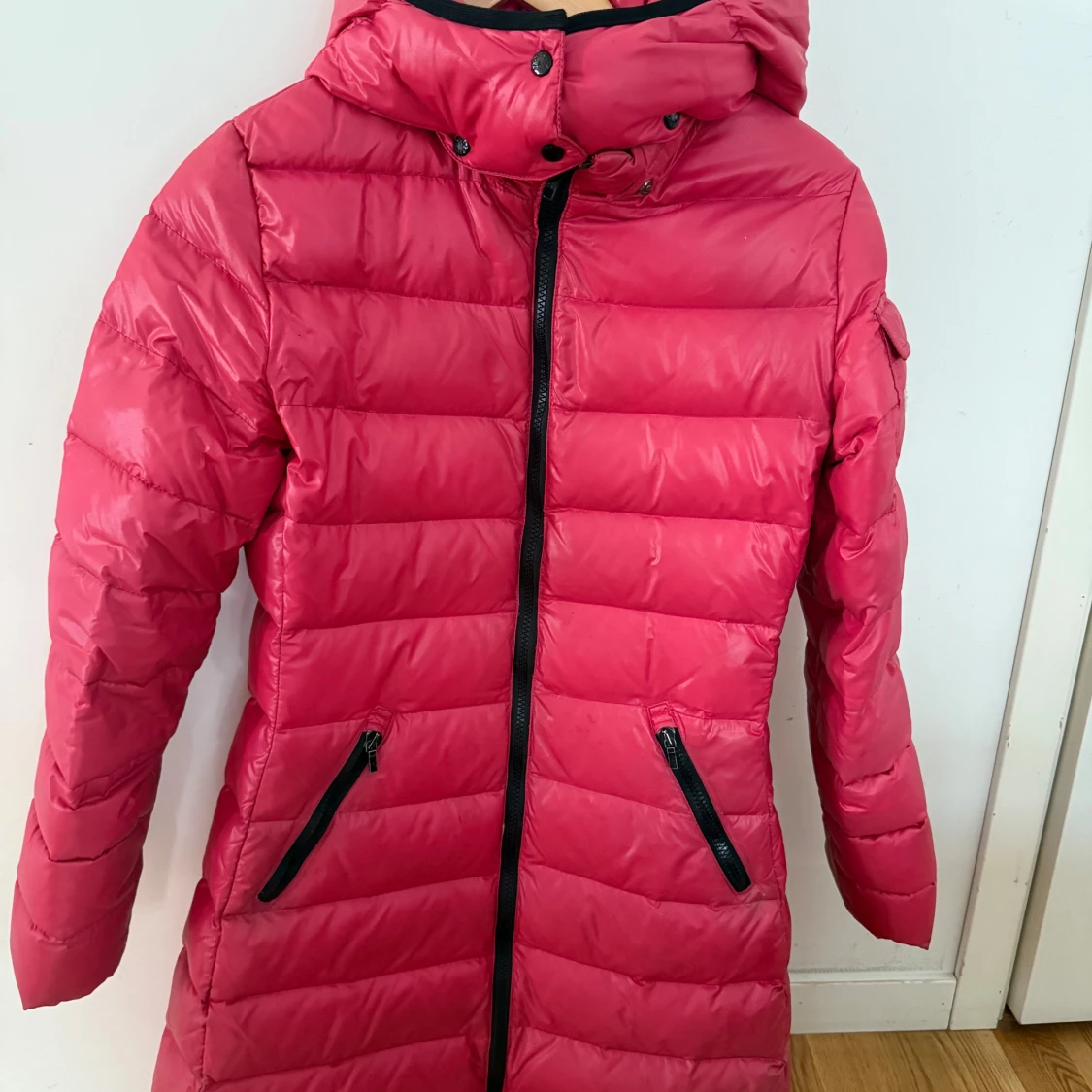 Rosa lång pufferjacka med huva från Moncler