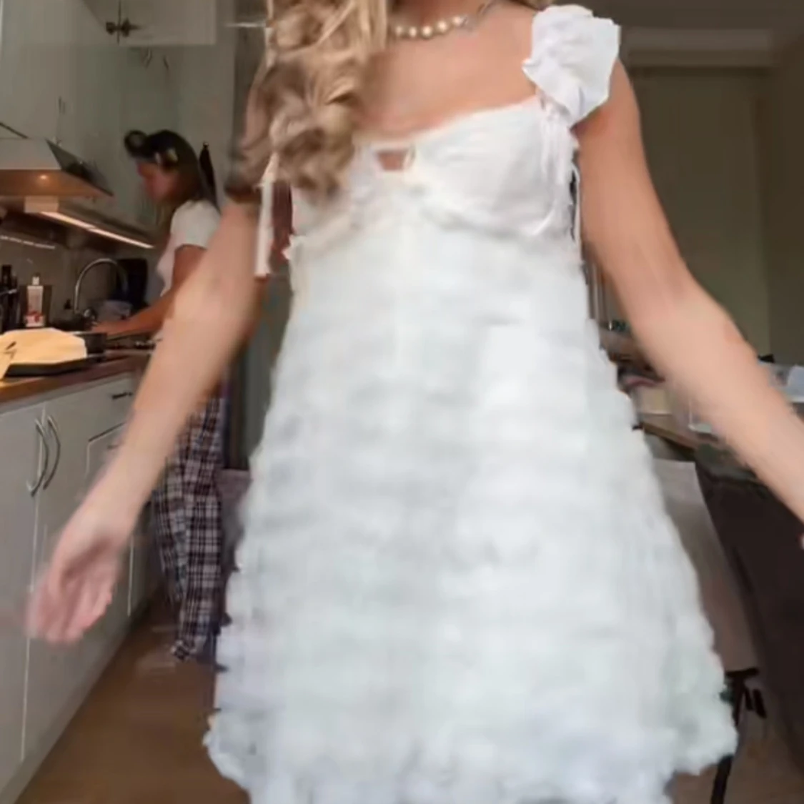 Vit volangklänning med rosetter - 2