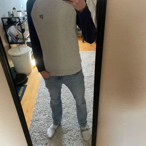 Grå sweatshirt med marinblå ärmar från Lyle & Scott - Säljer en tröja från Lyle & Scott då den är för liten för mig. Modellen är en S och nypris ligger runt 500kr
