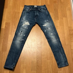 Jack & Jones ripped jeans - Säljer dessa rippade jeans från Jack and jones i storlek 27/30, det är ett par Erik antifit från Jack and jones. Kom dm om ni har några funderingar🙌⭐️