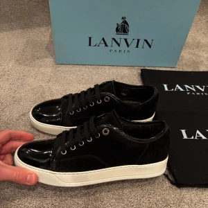 Lanvin captoe - Hej! Säljer nu dessa väldigt populära och eftertraktade lanvin skorna! Storlek UK 6 vilket motsvarar 40 i EU storlek! Skick 9,5/10!  Ny pris= 5000 kr Säljs för= 3099 kr. Inge og