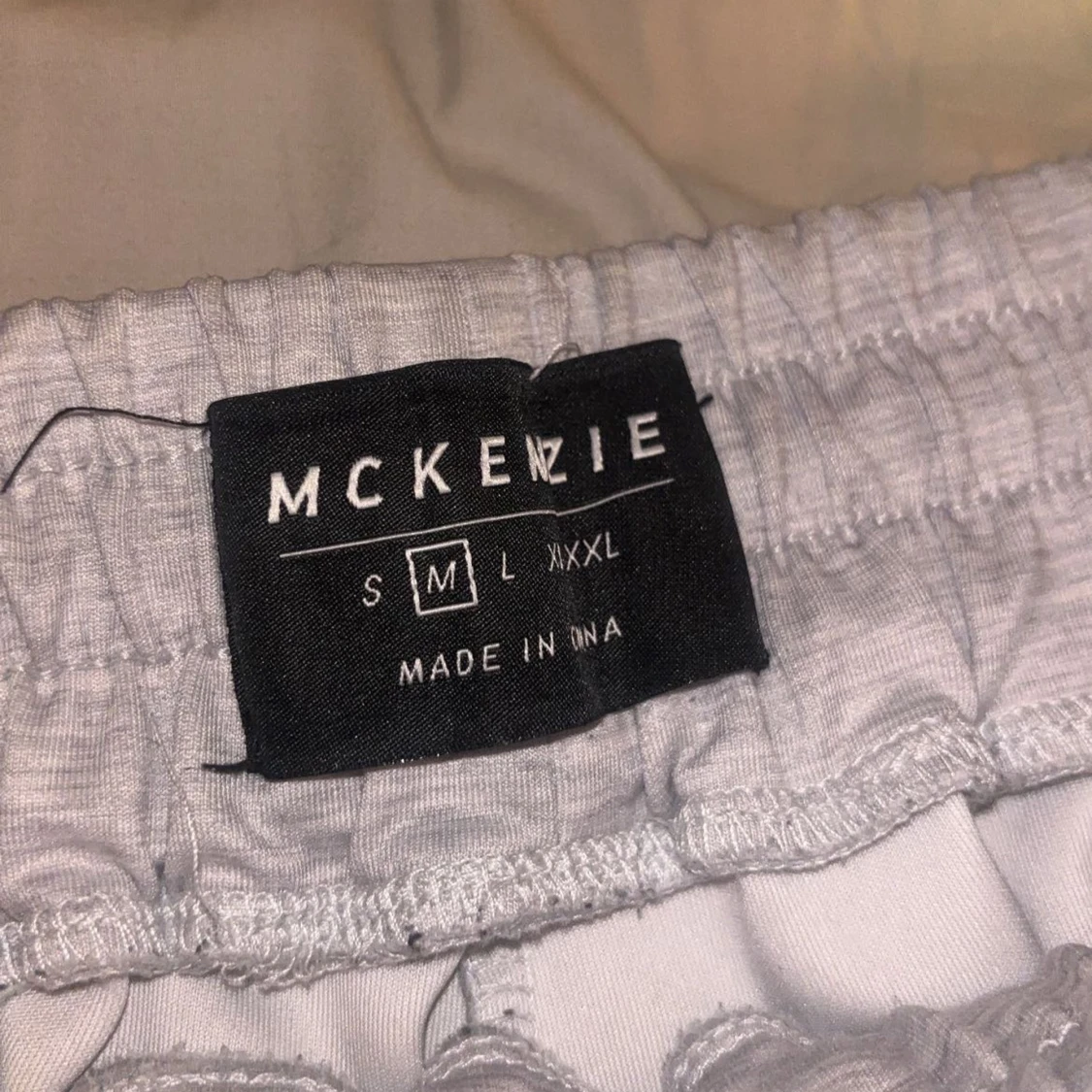 Grå mjukisbyxor från McKenzie med svarta detaljer på sidan  - 3