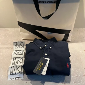 Mörkblå skjorta från Polo Ralph Lauren - Säljer denna Ralph Lauren skjorta| Skicket är 10/10, använd max 5 gånger | Köpt på NK i Göteborg | Kostar 2000kr ny, men säljer denna för 599kr och den är i lika bra skick! Storleken är L  Slim fit som gör att den inte sitter pösigt runt magen😊 ‼️KAN SJUNKA I PRIS VID SNABB AFFÄR‼️
