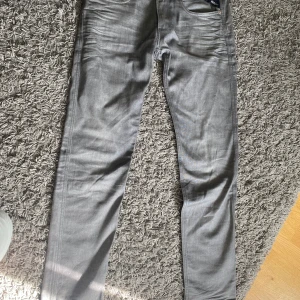 Replay jeans  - Tjenare! Säljer dessa replay jeans för de är för stora. Ställ gärna fler frågor. Storlek 32 W 34L. Priset kan diskuteras och vid strykning ser de nya ut! 