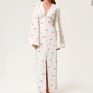 Adoore klänning  - Klänning från adoore, aldrig använd då den är för stor för mig. Kommer med prislappen på.  Säljer pga att jag glömde returnera den i tid. Storlek 38