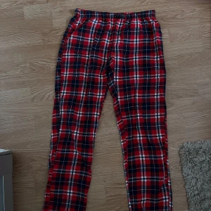 Pyjamasbyxor  - Pyjamasbyxor som inte används. Passar mig som är 164