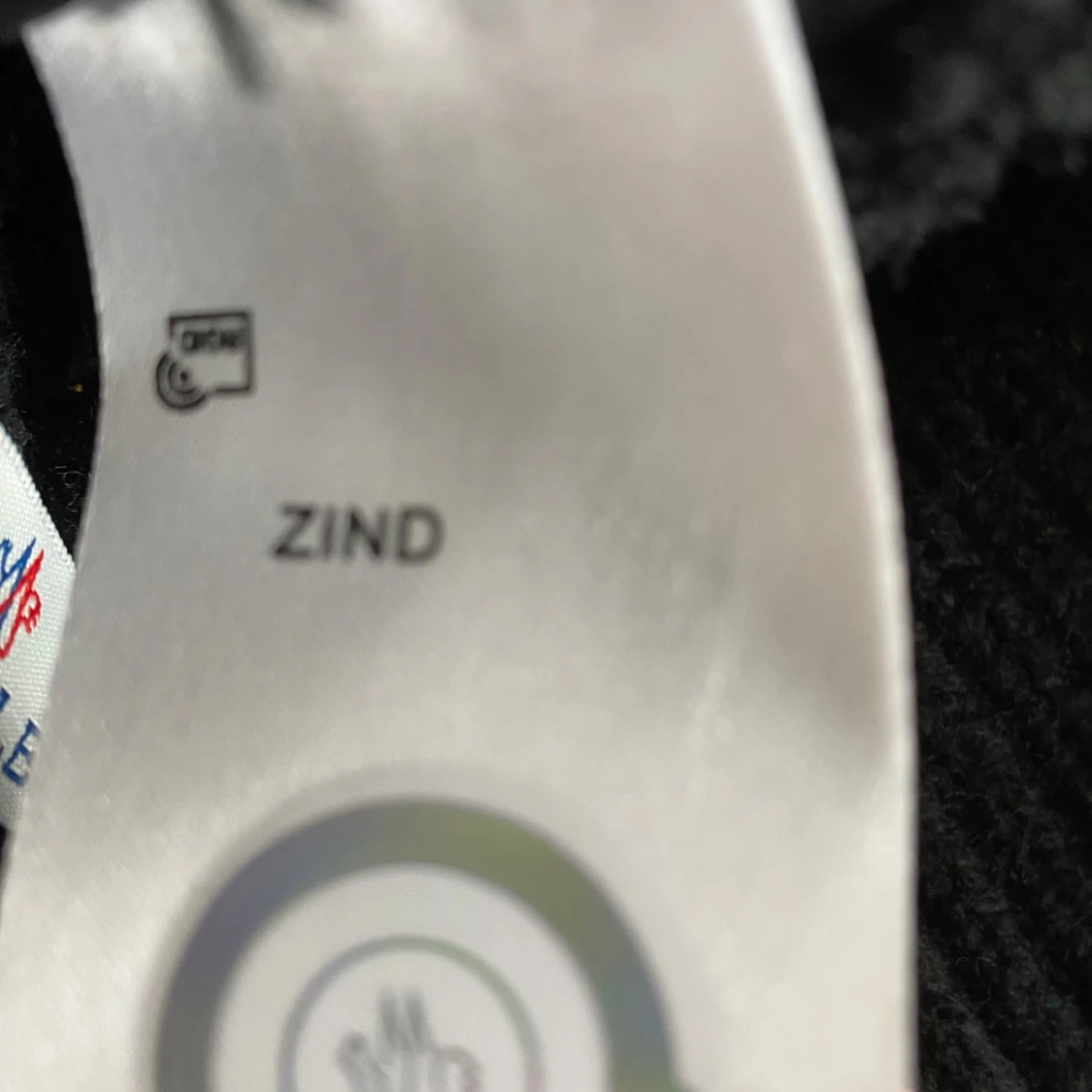 Svart ribbad mössa från Moncler - 3