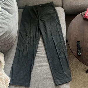 Mörkgråa kostymbyxor från Lindex  - Snygga mörkgråa kostymbyxor med normal passform och raka ben. Sitter supersnyggt och är långa o benen! Storlek 40. Säljer för 200kr