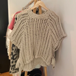 Stickad tshirt - Säljer denna sååå najs stickade tröja som är helt perfekt wowsiii❤️❤️❤️