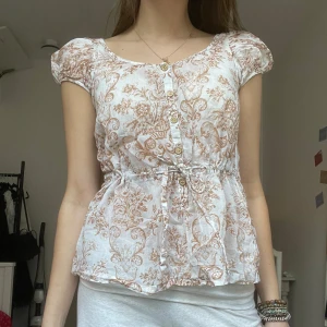 Söt topp - Så gullig topp med knappar och ett knytband i midjan🥰💕💕