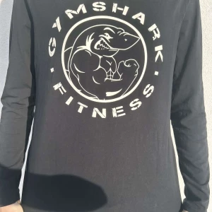 Långärmad Gymshark tröja -  Gymshark träning tröja med långa ärmar. I Färgen svart/mörkblå och storleken L. Skicket är super fint och tröjan passar super till träning eller andra tillfällen.