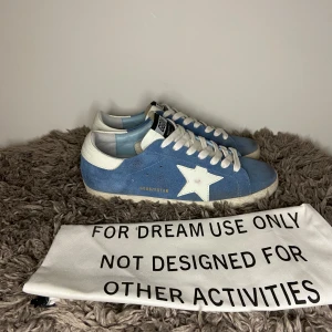 Golden Goose Sneaker - Nästintill nyskick på dessa skit feta Golden Goose Superstars. Använda nån månad och köptes på Miinto, kvittot finns och medkommer vid köp! Tyvärr ingen box, då jag sålde den till min kompis. Dessa är riktigt unika och passar perfekt inför sommaren! Hör gärna av er vid flera frågor eller funderingar!✌🏻💯