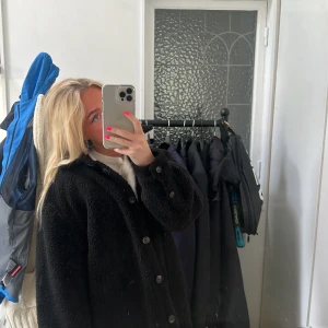 Ny svart teddyjacka från Weekday - Säljer helt ny en svart teddyjacka från Weekday i storlek XS. Jackan har knappar framtill, krage och är långärmad. Snygg och enkel att matcha till olika outfits. Den är stor i storleken. Skulle säga att den är som en S-M💘