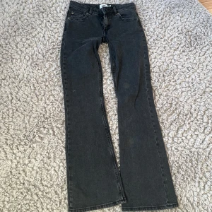 Svarta bootcut jeansbyxor i låg midja - Snygga svarta jeansbyxor med bootcut-passform och låg midja. De är nersydda så alltså mer lågmidjade än innan, men i mycket bra skick 