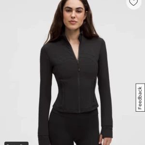 Cropped svart Lululemon define jacket!! - Säljer min fina jacka som jag fick i julas!! 2-3 gånger använd eftersom jag fick fel version och tiden att byta gått ut! Är öppen för byte om någon har den långa varianten!🩷