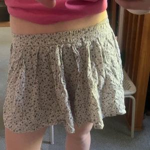 Supersöt kjol från brandy Melville  - Supersöt kjol från brandy Melville inga tecken på användning, resår i midjan så passar både xs/s och m