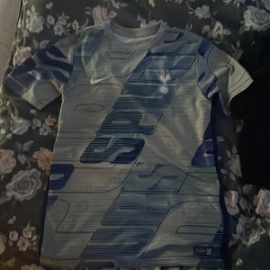 Tottenham Hotspur fotbollströja träningströja  - Säljer nu min Tottenham träningströja då den aldrig används. Har använt den max 2 gånger så det är ny skick på den inte en ända defekt. 