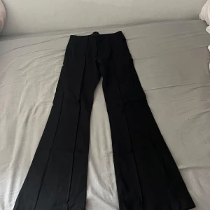 Svarta kostymbyxor med vida ben - Snygga svarta kostymbyxor utan fickor.