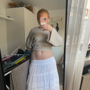 Vit långkjol från Neo Noir - Säljer en superfin vit långkjol från Neo Noir. Den är ca 4 cm för kort för mig och jag är 166, kjolen är använd 2 ggr och har inga fläckar eller trasigt på❤️köpt för 700 nypris 