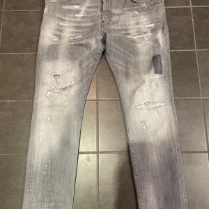 Dsquared jeans  - Ett par tvär feta dsquared jeans i storlek 52/ large. Den absolut kändaste modellen som är väldigt eftertraktad. Måtten är 103 längd, 48 midja. Passar nån som är 180+ skulle jag säga. Nypris 5699, köpta för något år sedan. Använda men i svin bra skick. Priset är ej hugget i sten. Bara att skriva ifall ni har frågor. MVH Viktor! 
