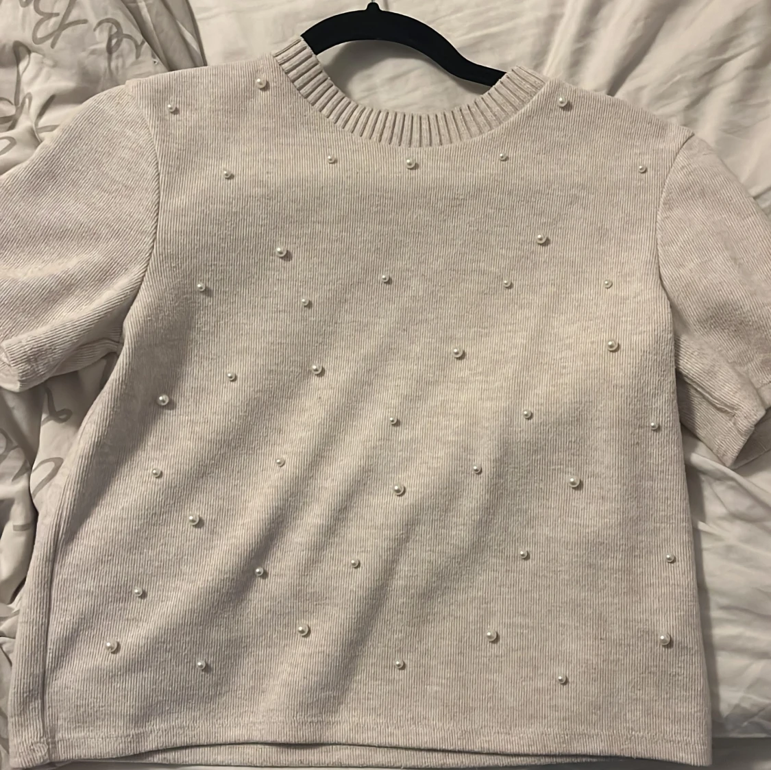 krämfärgad topp med pärlor från Zara