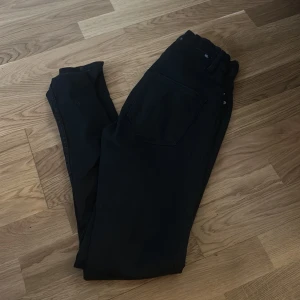 Svarta byxor från 157 - Svarta byxor från 157 med klassisk femficksdesign. Byxorna har normal passform och är tillverkade i ett mjukt bomullsmaterial. Perfekta för en stilren och enkel look.