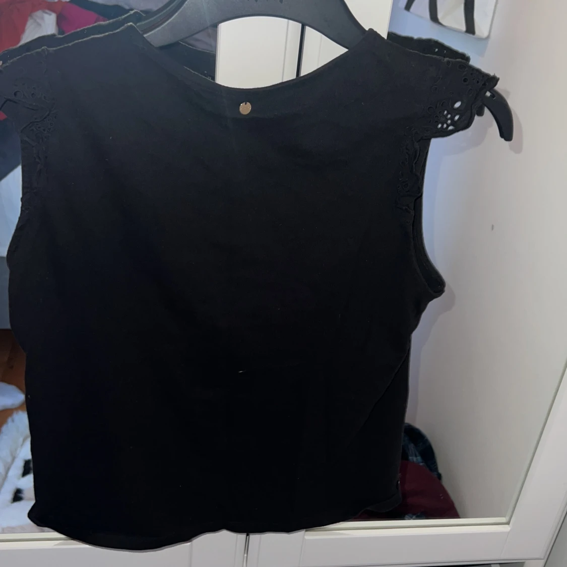 Svart ärmlös topp med spetsdetaljer - 1