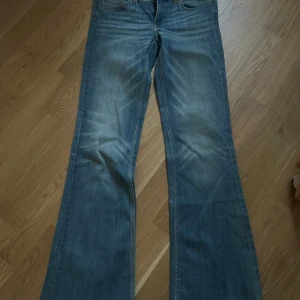 Weekday bootie bei jeans  - Säljer ett par snygga blå bootcut jeans med bootcut passform. Dem är Lågmidjade och från Weekday. Dem är slutsålda i de flesta storlekar på hemsidan. Använda 2 gånger! Storlek 27/32 