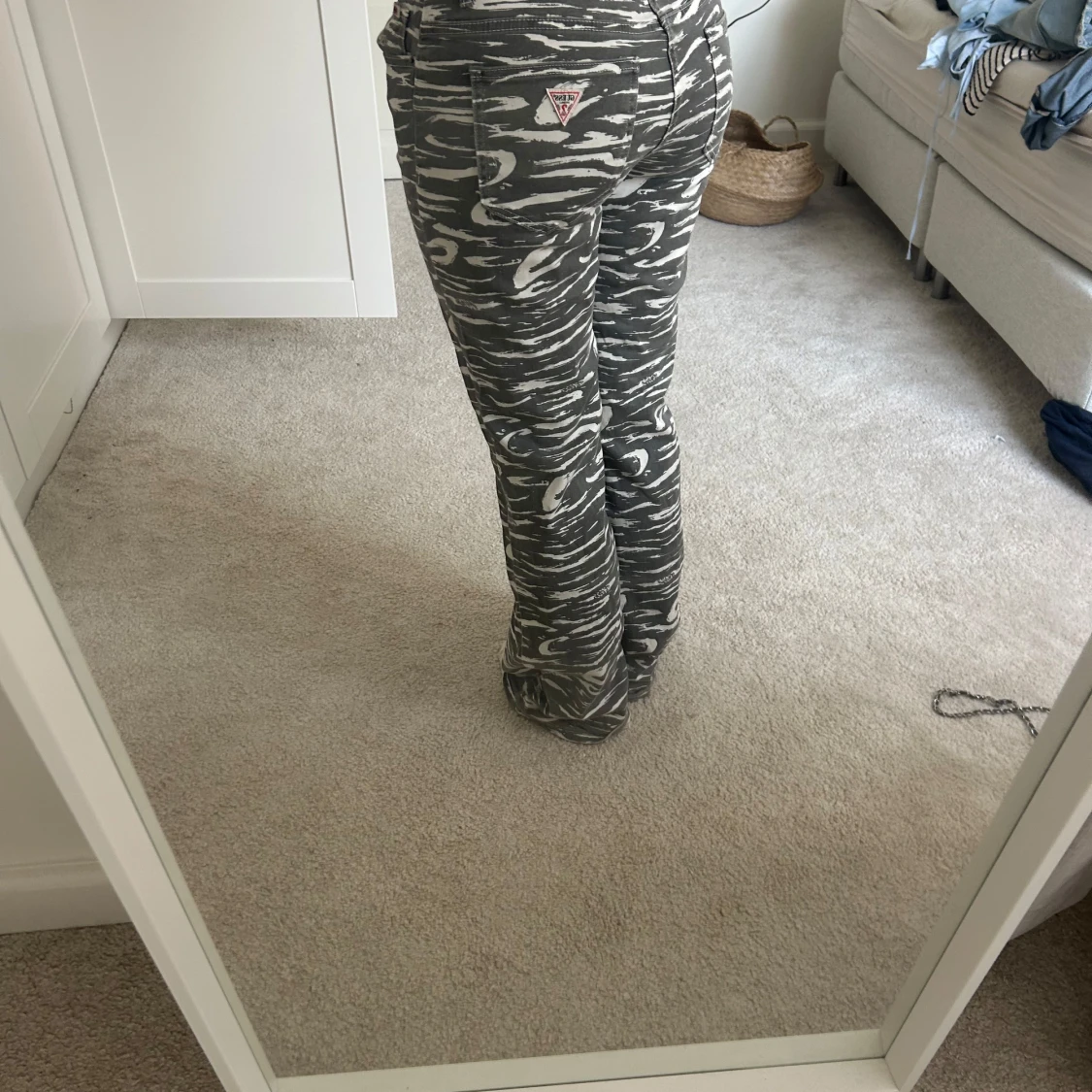 Grå och vita zebra-mönstrade jeans från Guess - 2