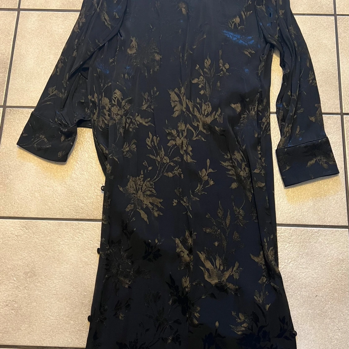 Svart kavaj med lång baksida med blommigt mönster från Zara Basic - 3