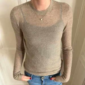 Tunn tröja från zara - Supersnygg tunn tjocktröja från Zara! Är i storlek M. Är beige/brun i färgen.