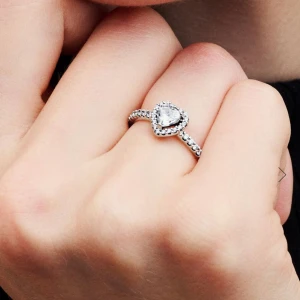 Pandora ring - Säljer en silver Pandora ring i toppen skick som är använd 1 gång. Paket box ingår! Strl 48 (15,3mm i innerdiameter) ny pris 899kr!