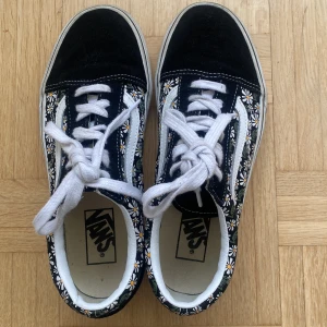 Vans skor strl 39 - Säljer ett par fina Vans skor som inte används. Dottern har haft dem enstaka gånger. Är i väldigt bra skick. 