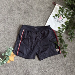 Marinblå badshorts från Moncler -  | Marinblå badshorts från Moncler till säljes | 10 år / 140cm | Hål som är lagat där bak | pris går att diskutera vid snabb affär | dustbag medföljer |