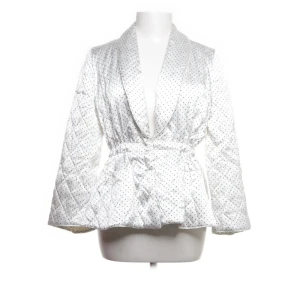 Vit prickig quiltad jacka från Ganni - Så cool och söt jacka från ganni som tyvärr inte kommer till användning💞💞