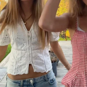 Vit blus  - SÖKER!!!! 